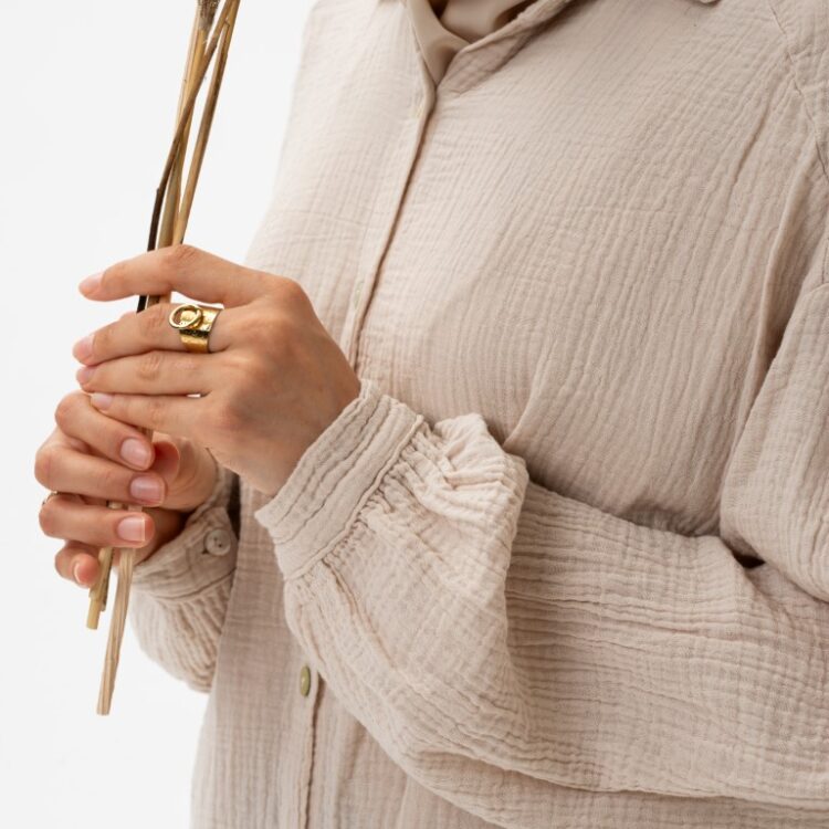 Chemise Sana. Chemise over size en gaze de coton. Ce modèle existe en différentes couleurs. Taille Unique : correspond à un 36/46.