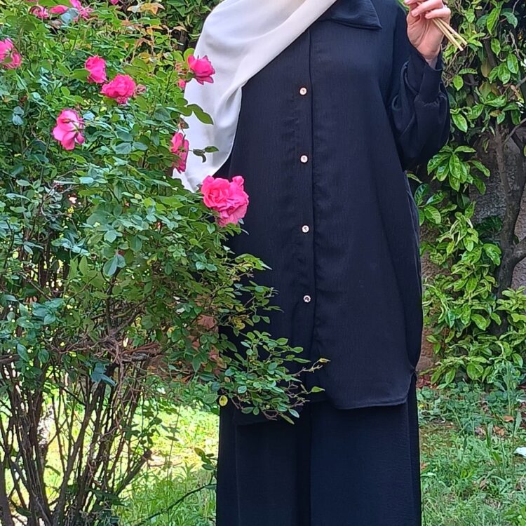 Ensemble Wafa long et fluide. Il existe en noir, bleu et kaki