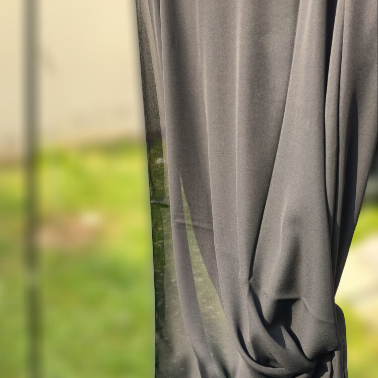 Voile crêpe, il existe en 3 couleurs : beige, noir et bleu nuit